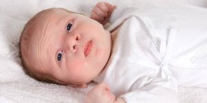 bebe recien nacido con ojos abiertos