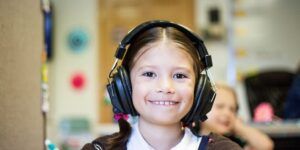 beneficios de audifonos en ninos