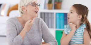 beneficios de la terapia logopedica en la infancia