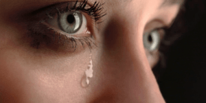 con lagrimas en los ojos