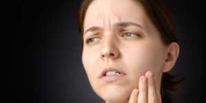 dolor de cabeza dientes y ojos