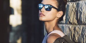 modelo con gafas de sol