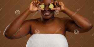 mujer con rodajas de pepino