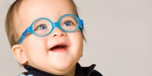 ninos con hipermetropia usando gafas