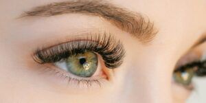 ojo con lentilla visible