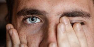 ojo derecho temblando significado espiritual