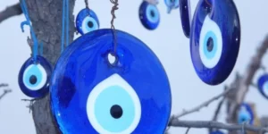 ojo turco dilatado significado proteccion
