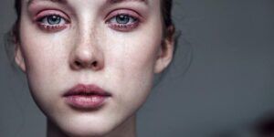 ojos llorando al maquillarse