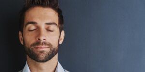 persona cerrando los ojos al hablar
