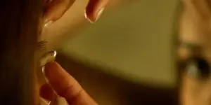 truco viral para quitar lentillas